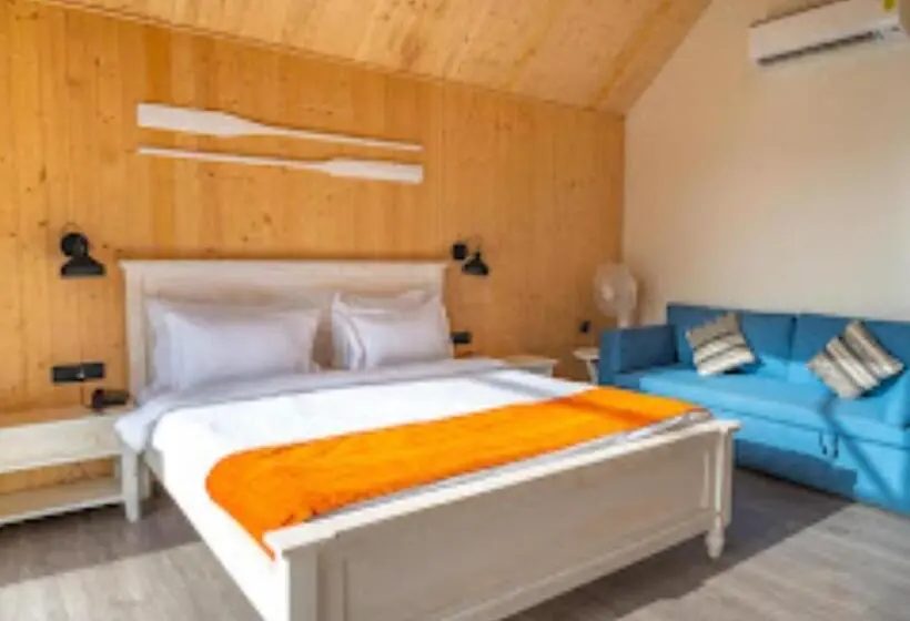 デラックスルーム, Praveg Beach Resort, Lighthouse, Daman