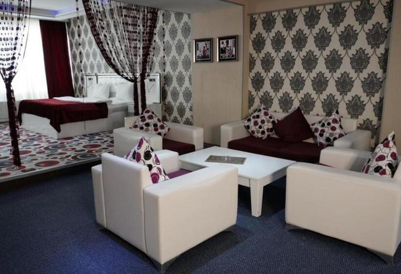 סוויטה עם ג'קוזי, Golden