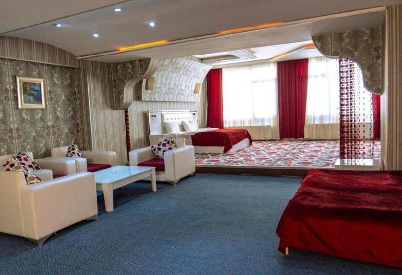 סוויטה עם ג'קוזי, Golden