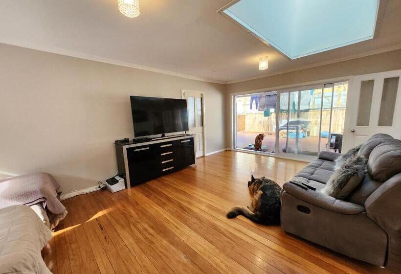 בונגלו משפחתי, Animal Friendly Kitchen + Parking