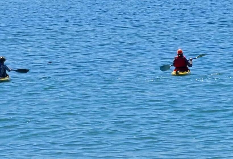 غرفة قياسية مطلّة علي البحر مزوَّدة بشُرفة, At 3 Brides Self Catering