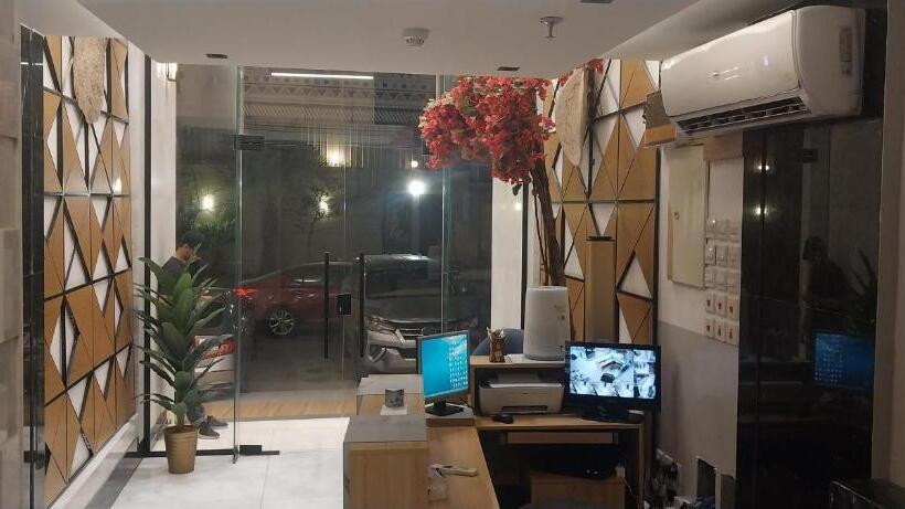 带露台的小型套房, مكارم الدار