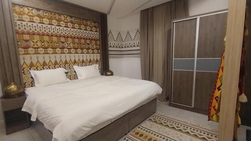 带露台的小型套房, مكارم الدار