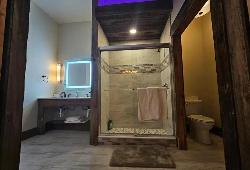 Deluxe-studio, Eaglescape Suites And Event Center