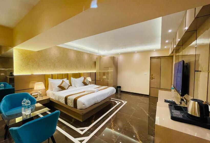 Deluxe Svit, Home2 Renaissance Club