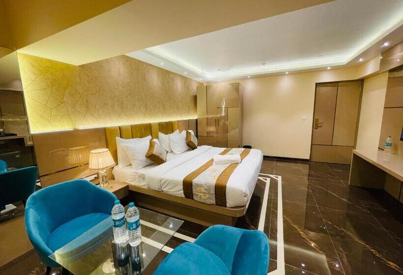 סוויטה דלוקס, Home2 Renaissance Club