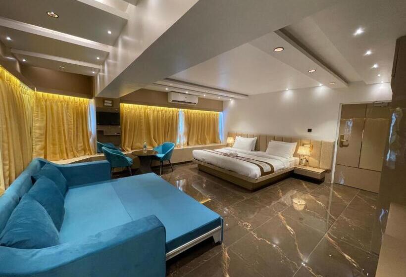 סוויטה אקזקיוטיב, Home2 Renaissance Club