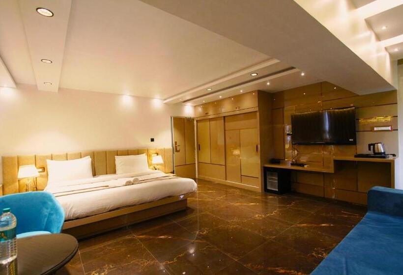 סוויטה אקזקיוטיב, Home2 Renaissance Club