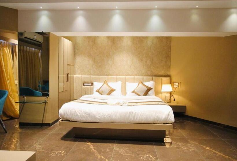 סוויטה דלוקס, Home2 Renaissance Club