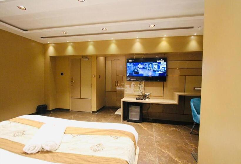 סוויטה דלוקס, Home2 Renaissance Club