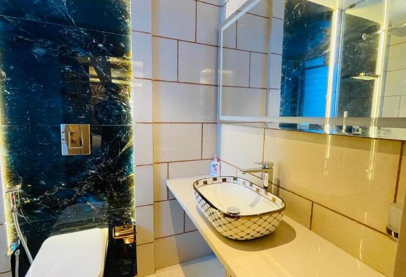 سوییت لوکس, Home2 Renaissance Club