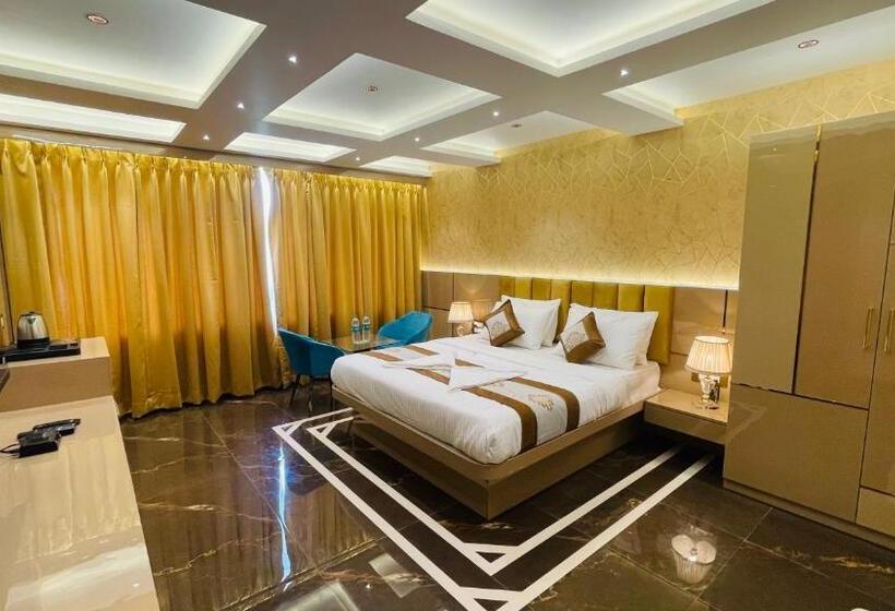 سوییت لوکس, Home2 Renaissance Club