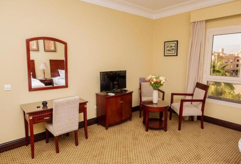 اتاق لوکس با چشم‌انداز باغ, The Villa 604 Powered By Look