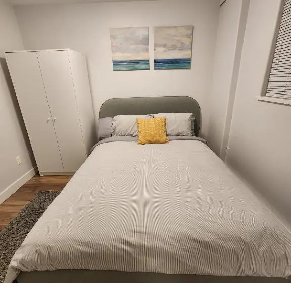 スタンダードルーム, Charming East Van Hideaway   Near Skytrain