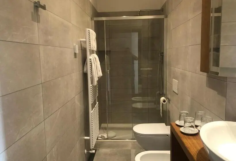 Standard Neljän Hengen Huone, Risto Bar Rosandra