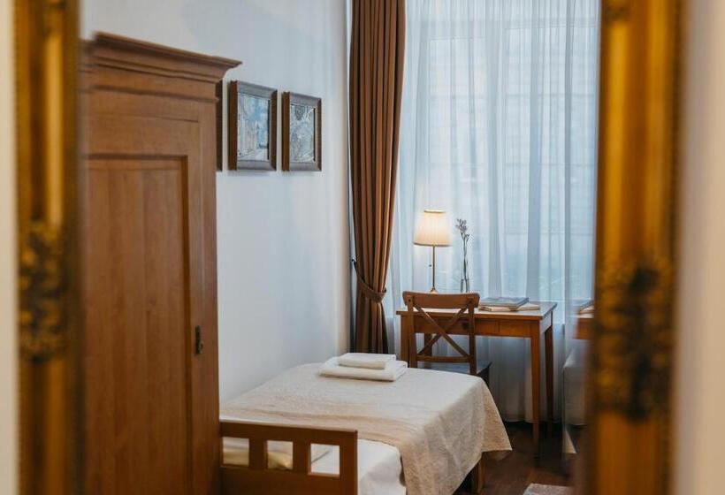 استودیوی استاندارد, Cathedral Apartments Self Check In