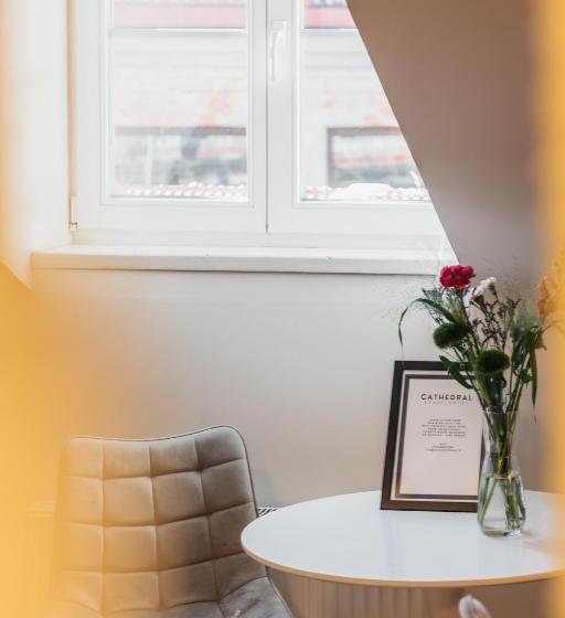 استودیوی استاندارد, Cathedral Apartments Self Check In