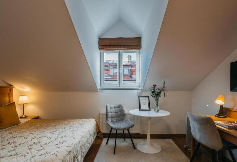 استودیوی استاندارد, Cathedral Apartments Self Check In