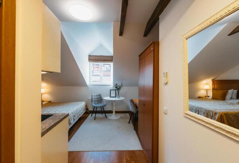 استودیوی استاندارد, Cathedral Apartments Self Check In