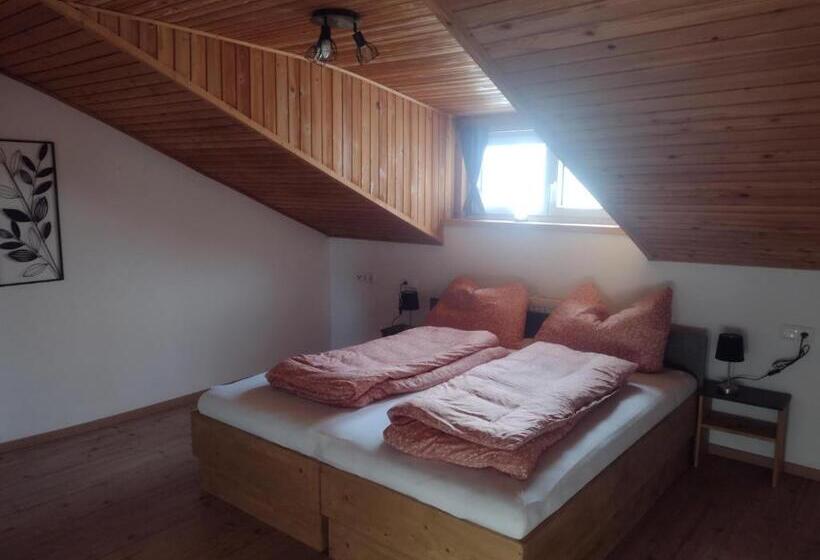 דירת שלושה חדרים, Jochelerhof