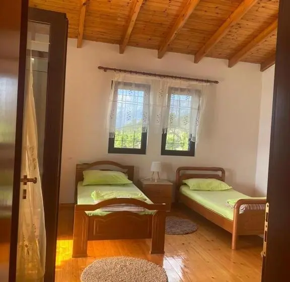 اتاق استاندارد, Llacini House
