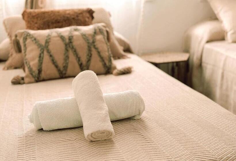 חדר דלוקס לשלושה, Chakra House Fuerteventura   Affordable Rooms In A Cozy Guesthouse