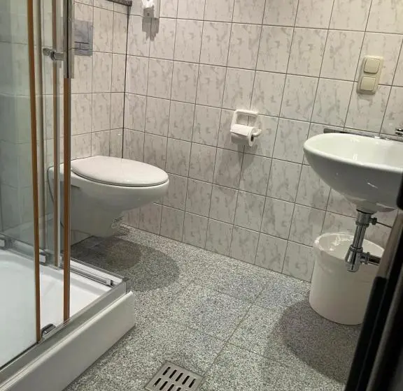 Standard-huone, Eifeltor