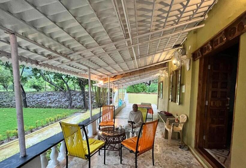 חדר סטנדרט לשלושה עם טרסה, Sukriti Farms