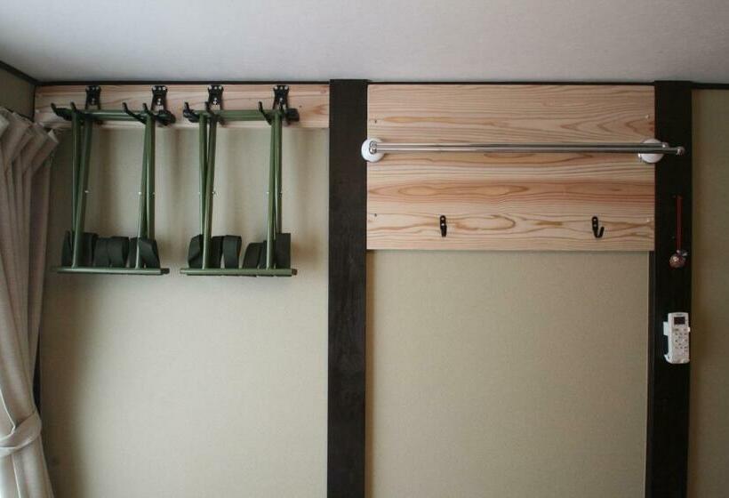 חדר מוזל מקלחת משותפת, Haruya Umekoji