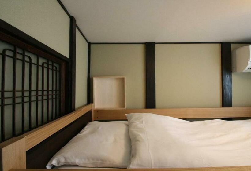 חדר מוזל מקלחת משותפת, Haruya Umekoji