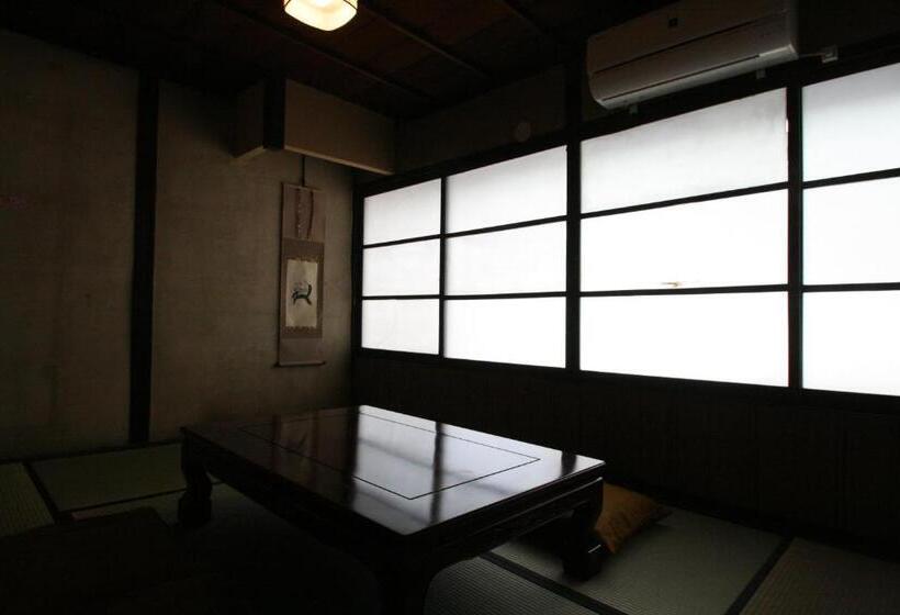 חדר סטנדרט לשלושה עם חדר אמבטיה משוף, Haruya Umekoji