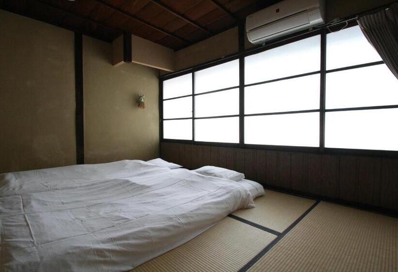 חדר סטנדרט לשלושה עם חדר אמבטיה משוף, Haruya Umekoji