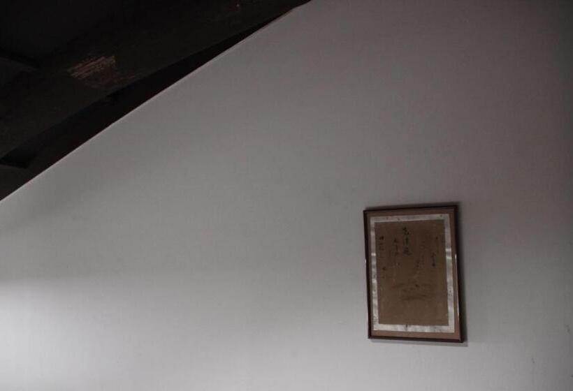 חדר סטנדרט יחיד, Haruya Umekoji