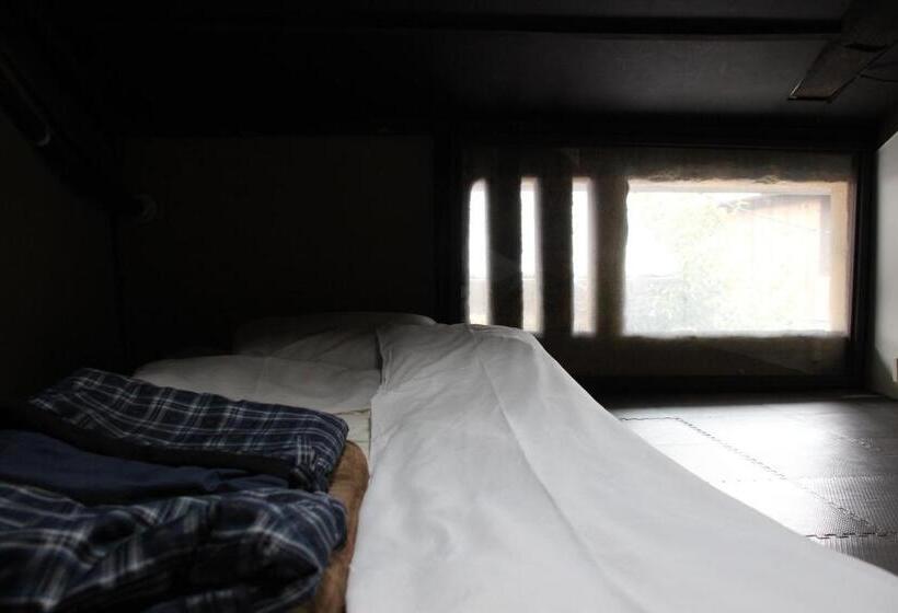 חדר סטנדרט יחיד, Haruya Umekoji