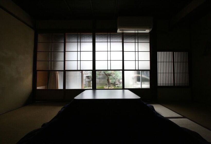 חדר סטנדרט לשלושה עם חדר אמבטיה משוף, Haruya Umekoji