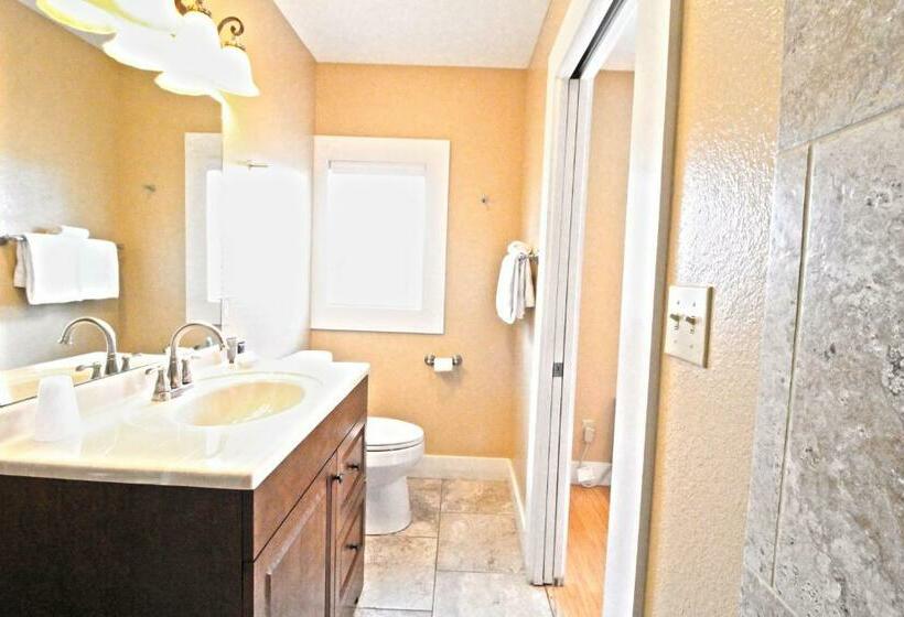 带大床的豪华间, Peach Tree Inn & Suites