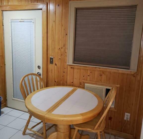 سوییت لوکس, Willard Munger Inn