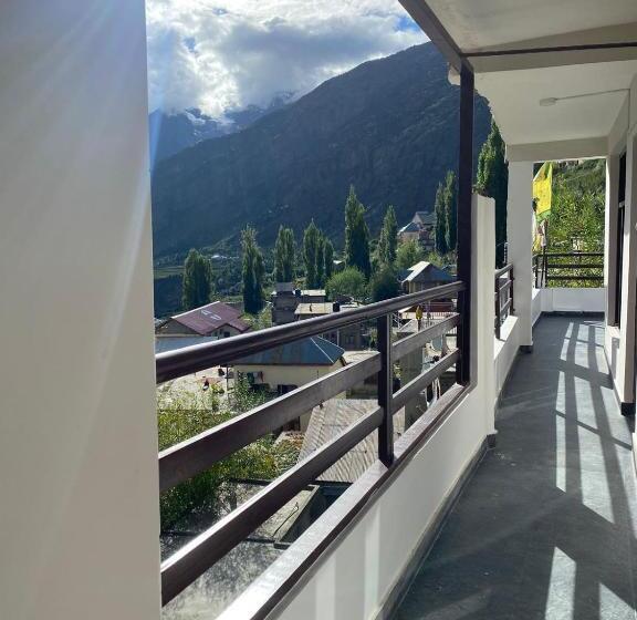 سرير فى غرفة مشتركه, Kyelang Times