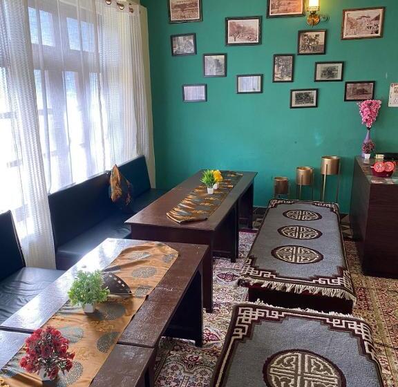 سرير فى غرفة مشتركه, Kyelang Times