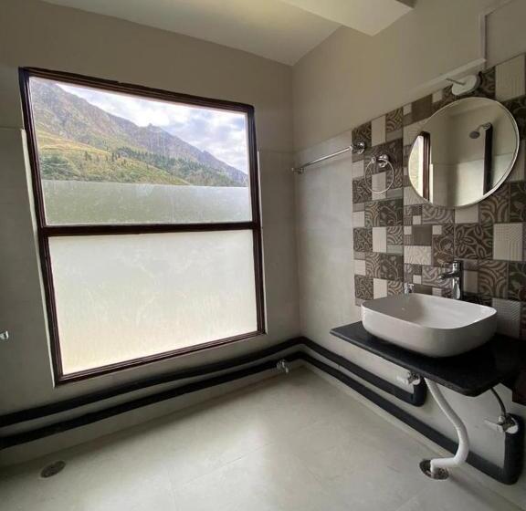 سرير فى غرفة مشتركه, Kyelang Times