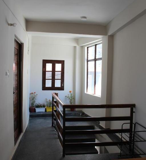 غرفة قياسية مطلة على الجبل, Kyelang Times