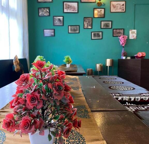 سرير فى غرفة مشتركه, Kyelang Times