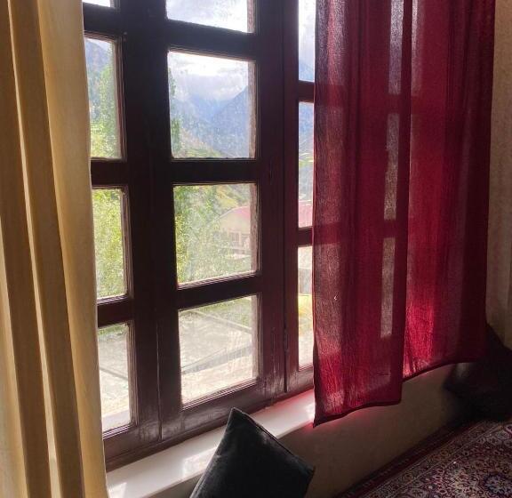 سرير فى غرفة مشتركه, Kyelang Times