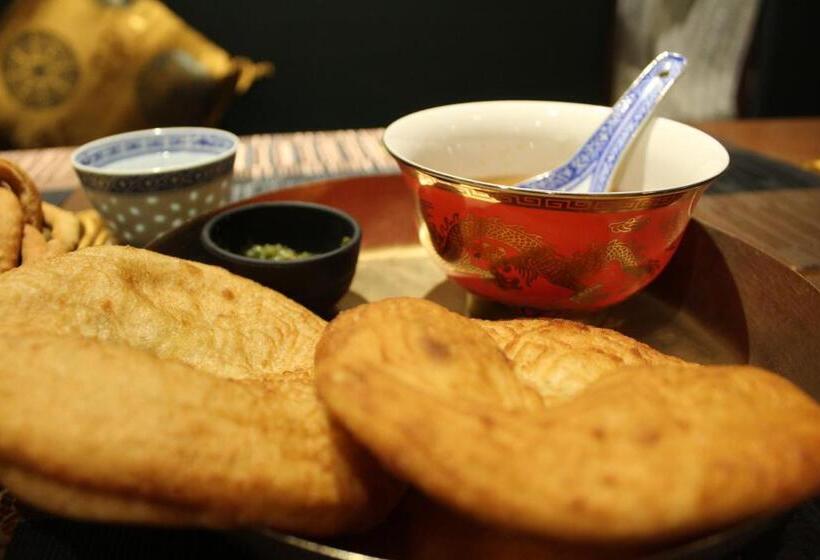 غرفة قياسية مطلة على الجبل, Kyelang Times