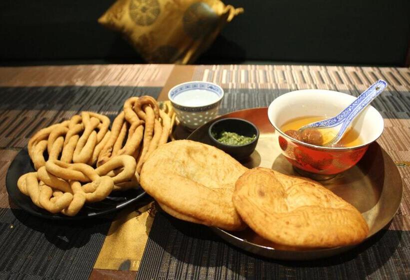 غرفة قياسية مطلة على الجبل, Kyelang Times