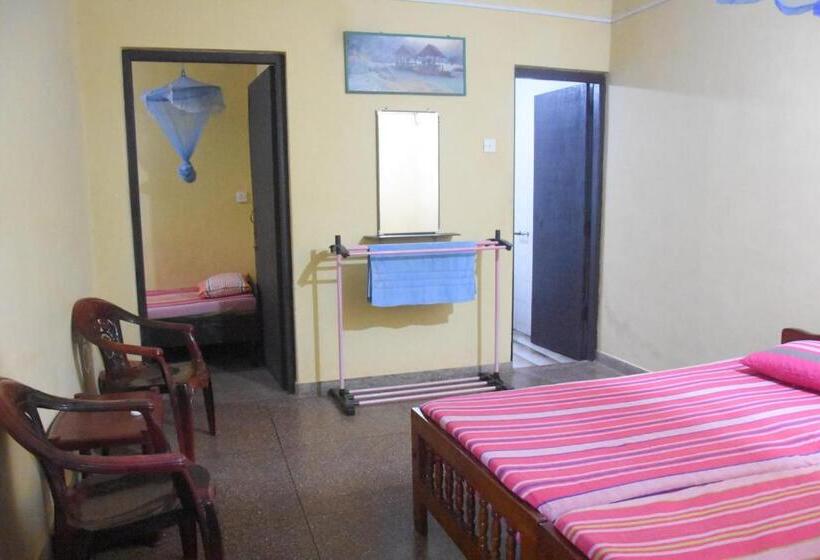 חדר בסיסי לשלושה, Lion Guest Anuradhapura