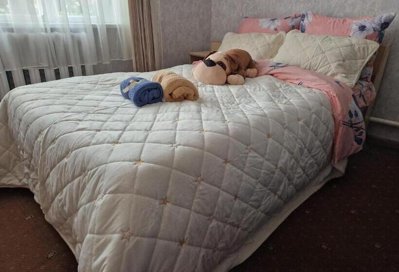 חדר סטנדרט לשלושה, Mary&george