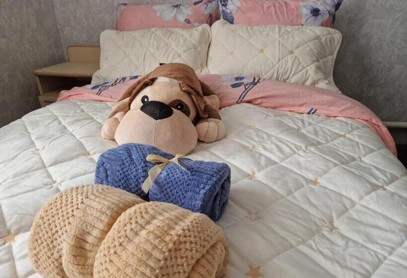 חדר סטנדרט לשלושה, Mary&george