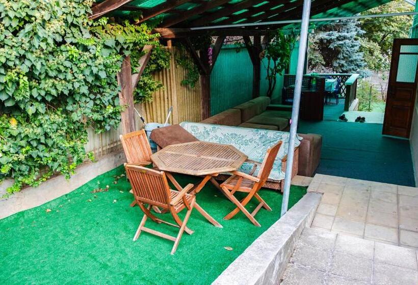 חדר סטנדרט לשלושה, Mary&george