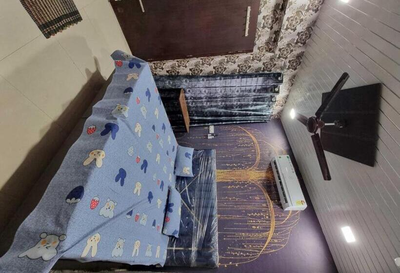 三人经典房间, Flagship Small Town